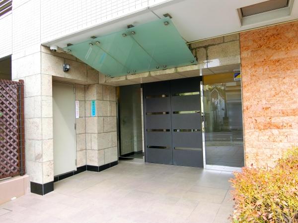 エントランスの自動ドアは、不審者や勧誘員などの建物内立ち入りを防いでくれるオートロック付きです。