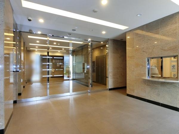 エントランスの自動ドアは、不審者や勧誘員などの建物内立ち入りを防いでくれるオートロック付きです。