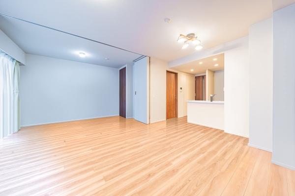 LDKは洋室2を開放すると約20.7帖の広々とした空間になります（CGによるリフォームイメージです）