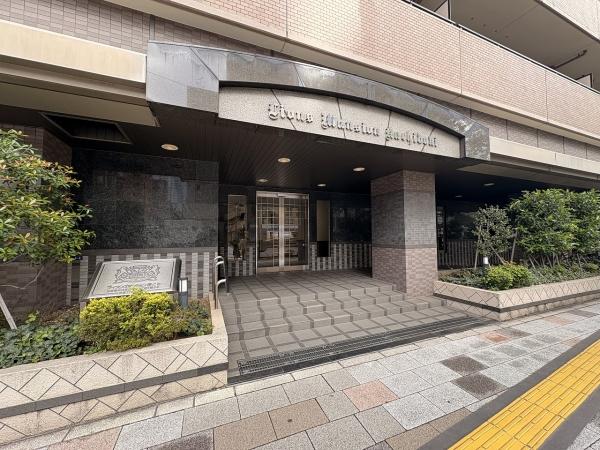 植栽に囲まれたエントランス