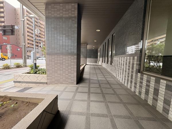 植栽に囲まれたエントランス