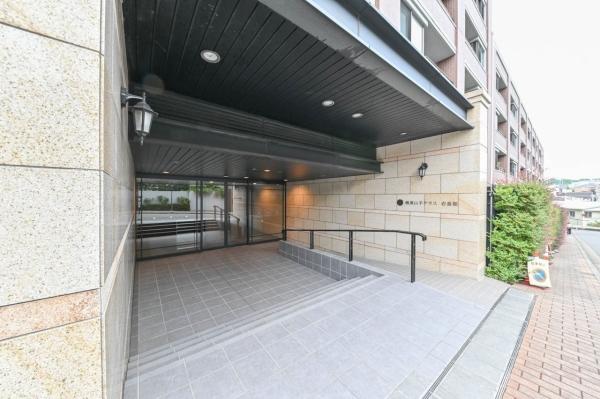 スロープのあるメインエントランス