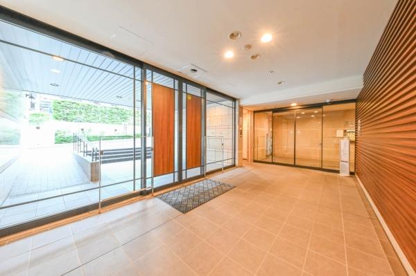 スロープのあるメインエントランス