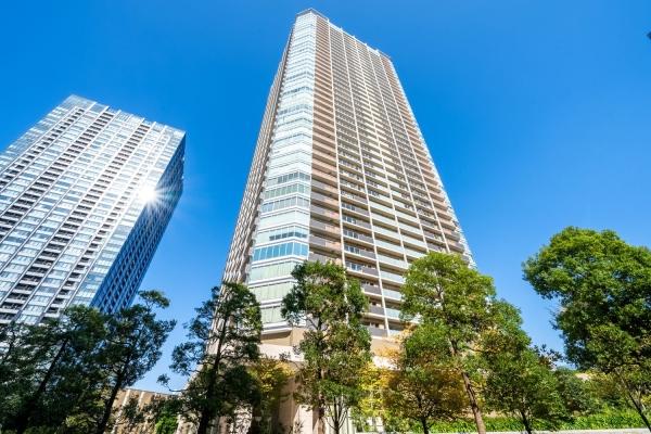 堂々と佇むタイル貼りの外観