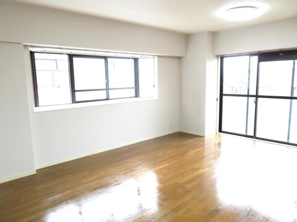 エントランスにはスロープ設置　エントランス横には集会室があります