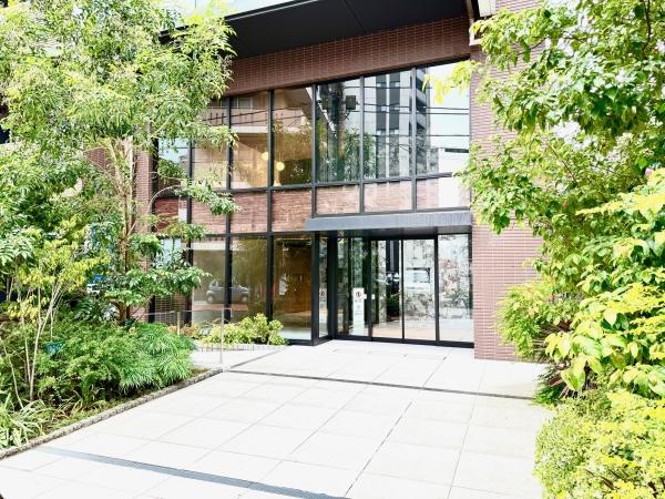 緑とのコントラストが取れたエントランス外観