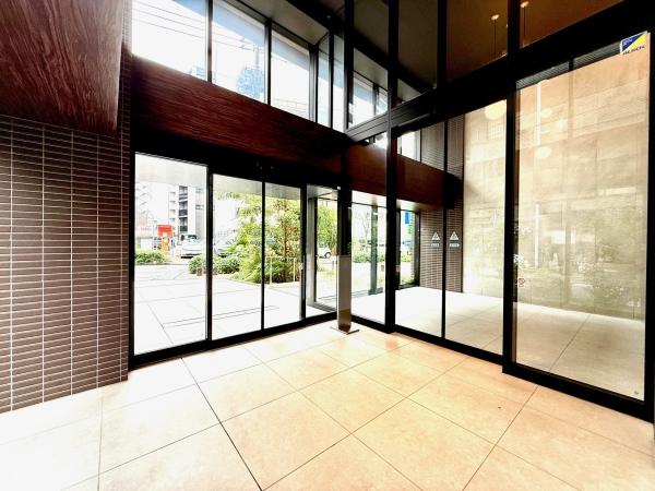 緑とのコントラストが取れたエントランス外観