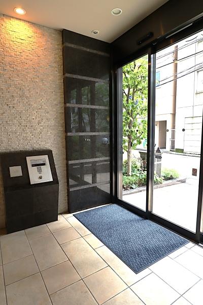 品の良い重厚なデザインのマンションエントランス