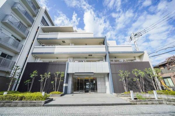 ホワイトを基調としたマンション外観