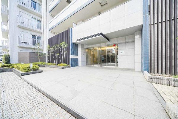 ホワイトを基調としたマンション外観