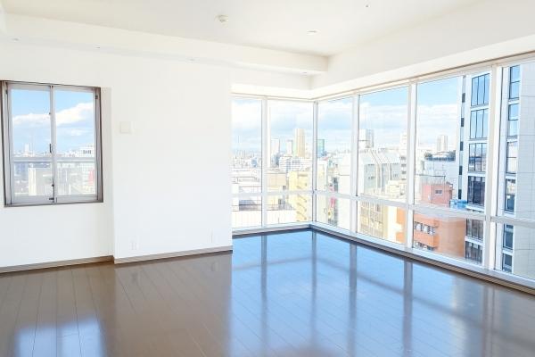 メインエントランスを入ると、コンシェルジュカウンターがございます