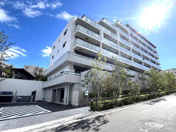 白い外観とスタイリッシュなガラスバルコニーが美しく調和し、落ち着いた雰囲気を醸し出します。