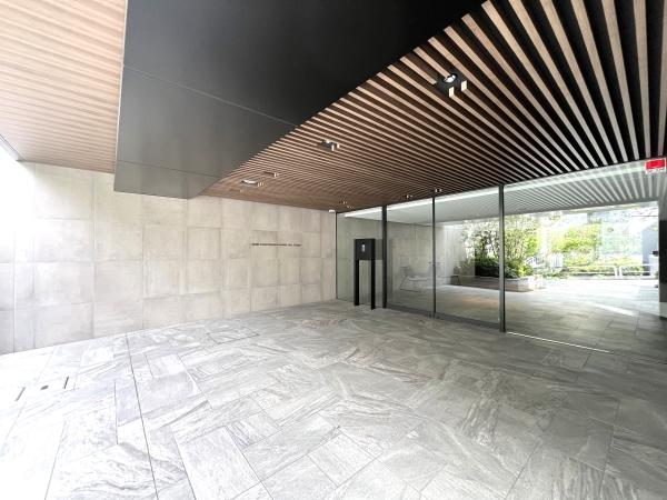 エントランスの自動ドアは、不審者や勧誘員などの建物内立ち入りを防いでくれるオートロック付きです。