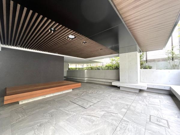 エントランスの自動ドアは、不審者や勧誘員などの建物内立ち入りを防いでくれるオートロック付きです。