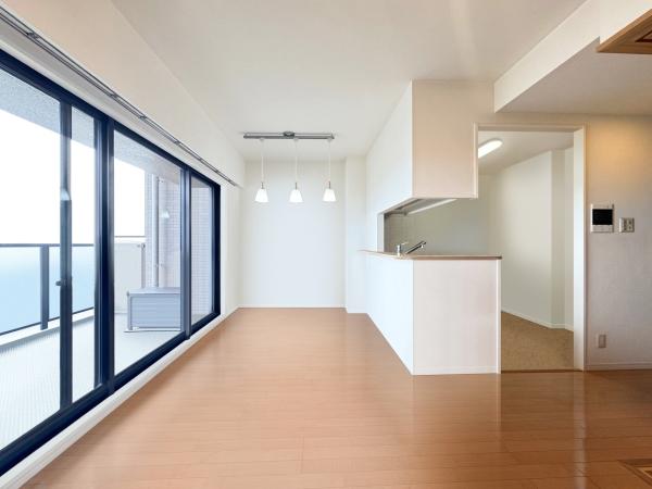 リビングダイニング約11.1帖（現況写真と間取図よりCGにて作成したリフォームイメージです）