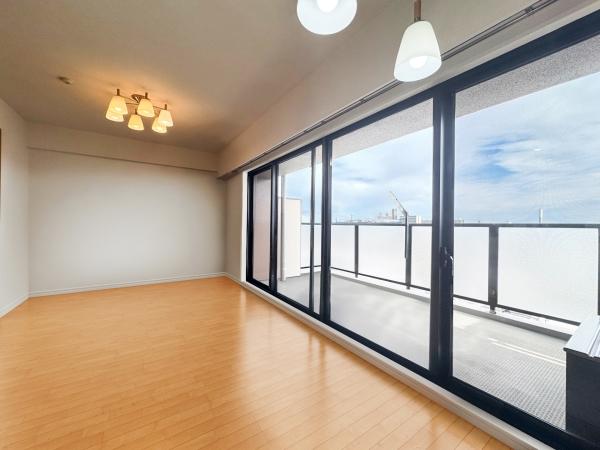 リビングダイニング約11.1帖（現況写真と間取図よりCGにて作成したリフォームイメージです）