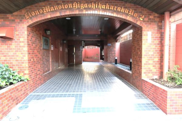 ゆとりあるエントランスアプローチ