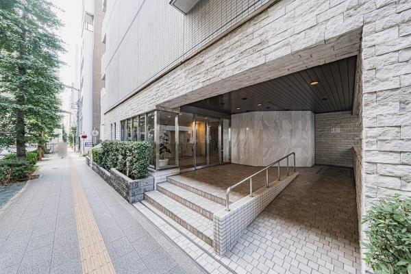 幅広のスロープと手すりのあるメインエントランス