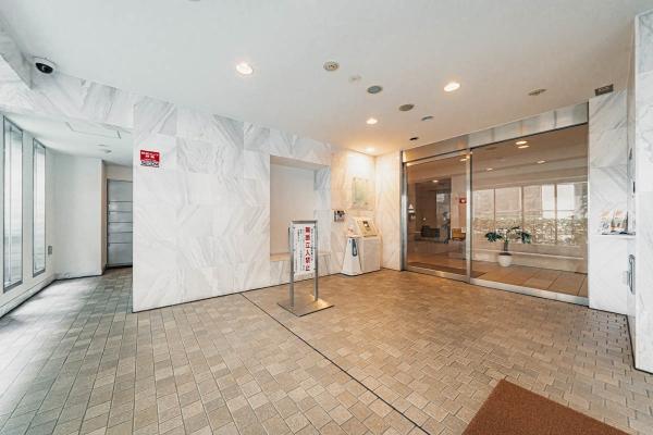 幅広のスロープと手すりのあるメインエントランス