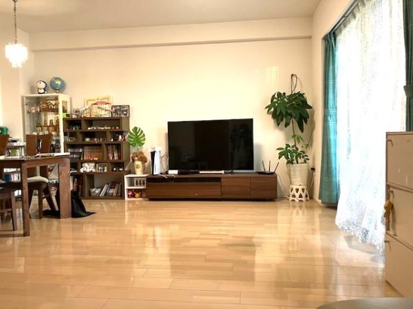 陽光が差し込む、明るい空間。ご家族皆様でゆったりとお寛ぎいただけます。