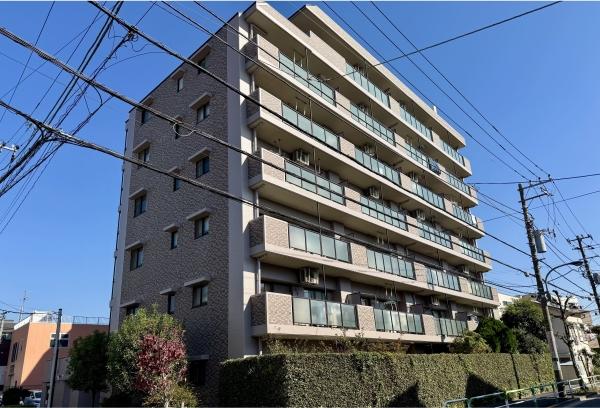 ブラウン系タイル貼りの外観が落ち着いた印象