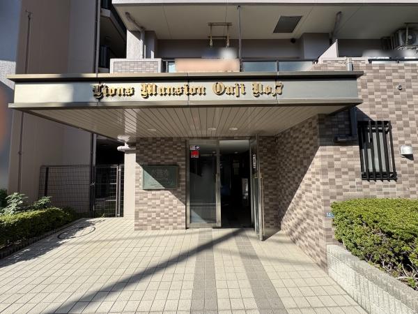 ブラウン系タイル貼りの外観が落ち着いた印象