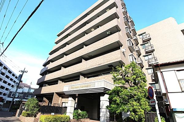 外壁タイル貼りの重厚感ある外観。