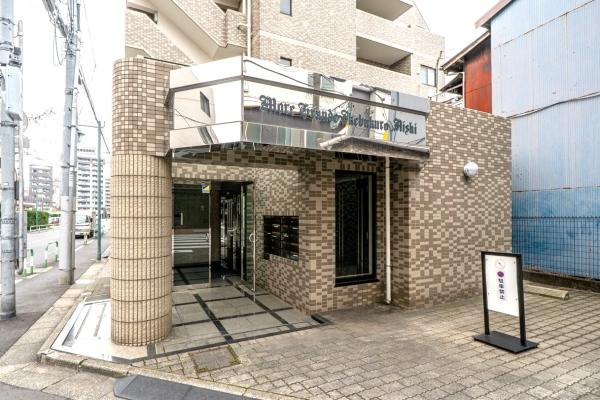 落ち着いたデザインで清潔感があり、周囲にも馴染む外観です。