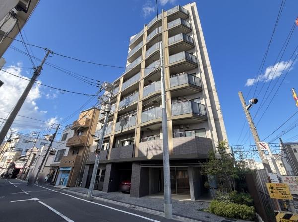 直線を基調としたマンション外観