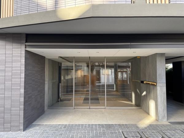 手荷物が多い時でもドアの開閉が楽な自動ドアを採用したエントランス