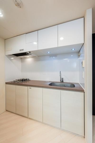 お洒落な内装に似合う、シンプルでスタイリッシュなキッチン