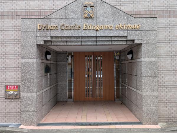 玄関は奥まっている為、雨の日の傘の開閉にも便利です。