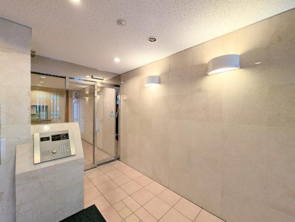 玄関は奥まっている為、雨の日の傘の開閉にも便利です。