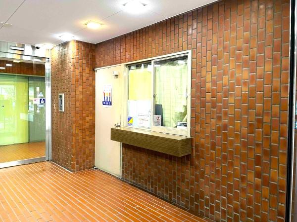 レンガ調の暖かみのあるエントランス