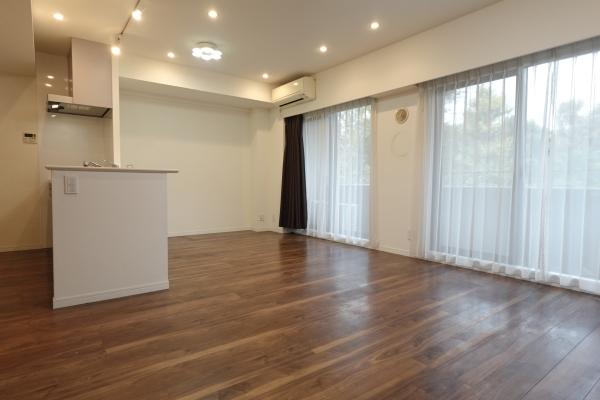 陽光が差し込む明るい空間。ご家族皆様でゆったりとお寛ぎいただけます。