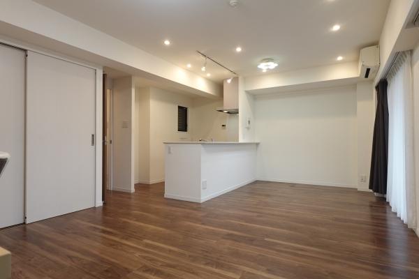 陽光が差し込む明るい空間。ご家族皆様でゆったりとお寛ぎいただけます。