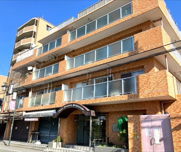 周囲の街並みに映えるライトブラウンタイル貼りのシックなフォルム