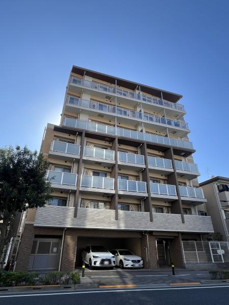 株式会社大京旧分譲、ライトブラウン系のアースカラーを採用したマンション外観