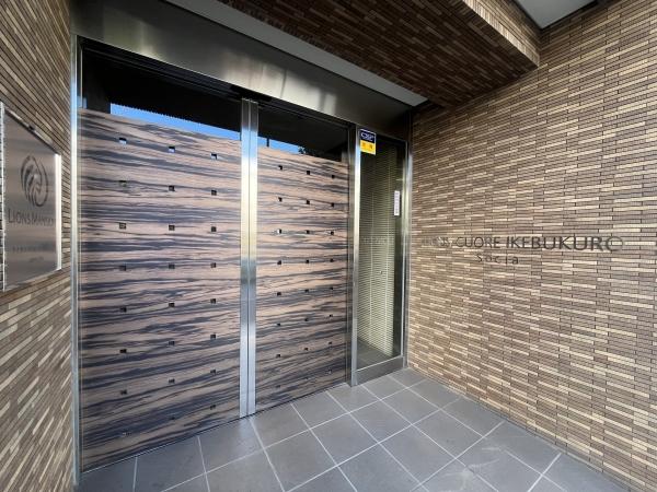 荷物が多い時でもドアの開閉が楽な自動ドアのエントランス