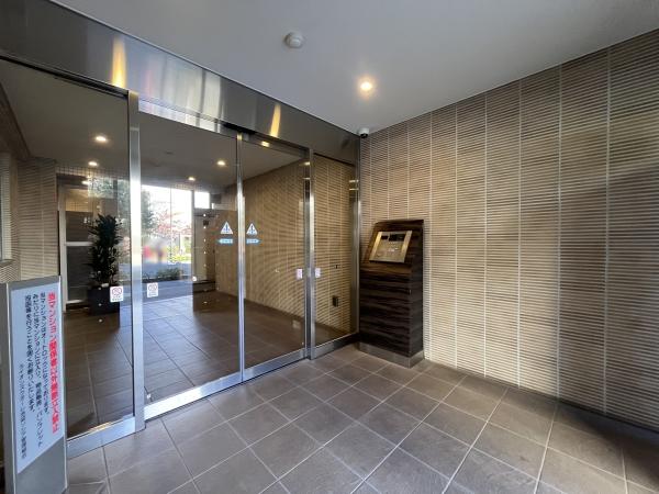 荷物が多い時でもドアの開閉が楽な自動ドアのエントランス