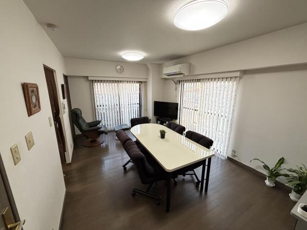 南向きの窓から暖かい日差しが入ります。