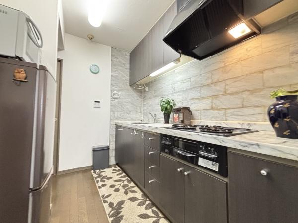 南向きの窓から暖かい日差しが入ります。