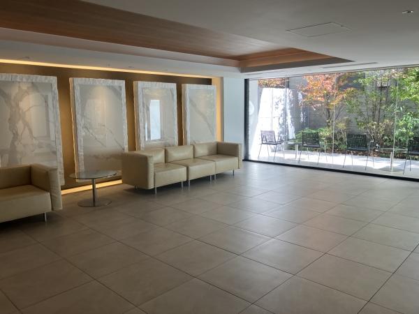 光がさしこむ明るい風除室