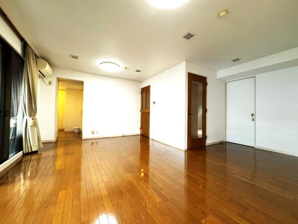 広い窓面で開放感と明るさを感じる心地よいリビング。