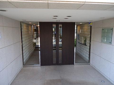 不審者や勧誘員などが建物内に立ち入るのを防いでくれるオートロック付き。