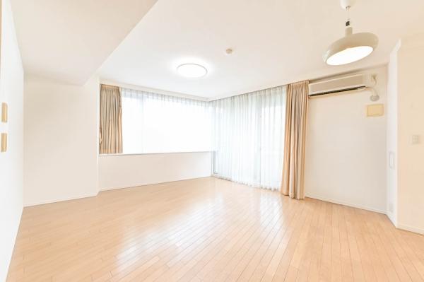 不審者や勧誘員などが建物内に立ち入るのを防いでくれるオートロック付き。