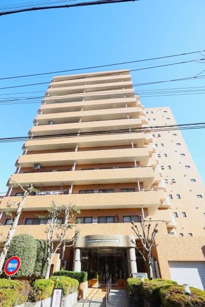 気品あるブラウンタイル貼りの外観