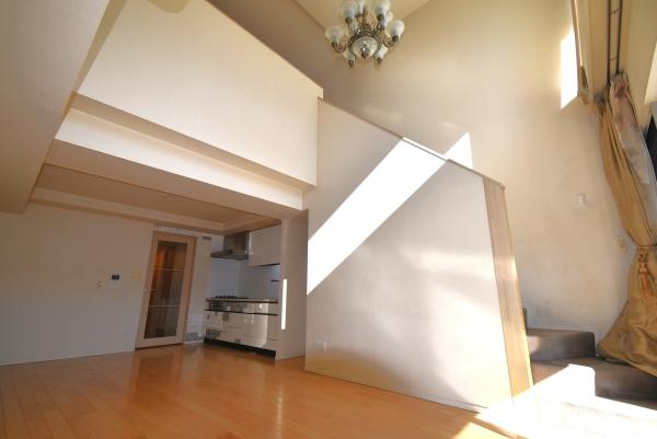 上部吹き抜けの開放的なリビング