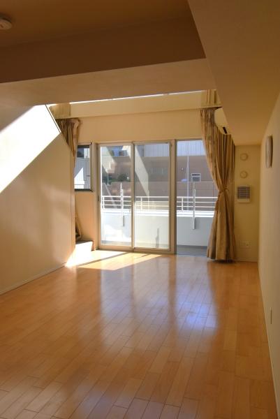 上部吹き抜けの開放的なリビング