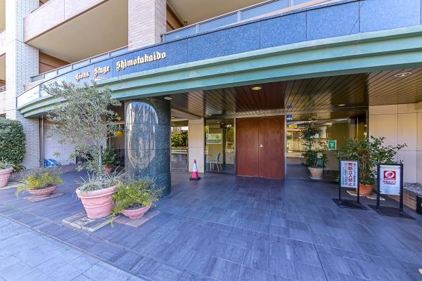 不審者や勧誘員などが建物内に立ち入るのを防いでくれるオートロック付き。